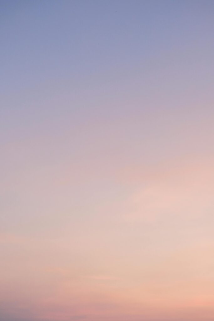 Homepage Tranquil evening sky featuring delicate pastel colors, ideal for backgrounds.